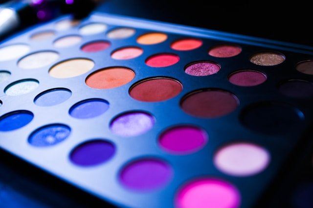 Find Your Perfect Colours – How To Understand What Shades Compliment You